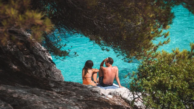 things to do in uluwatu - couple cliff bali