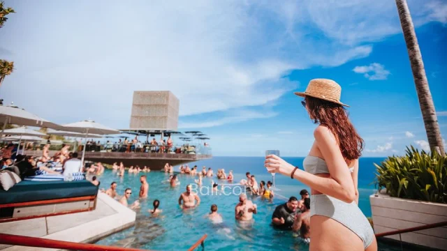 things to do in uluwatu - beach club